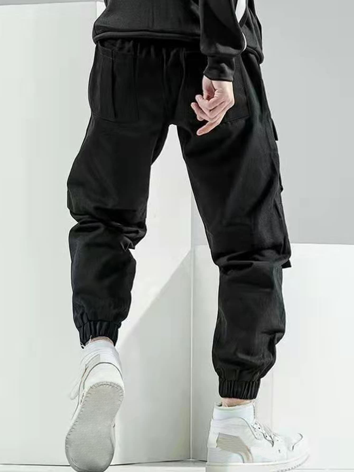 Manfinity EMRG Men Slogan Graphic Buckle Detail Flap Pocket Drawstring Waist Cargo Pants, Street Wear Long Black Pants, for Husband, Boyfriend Gifts, Black Cargo Pants Men, Multi Pocket Cargo Pants Men, Baggy Cargo Pants, Streetwear Cargo Pants